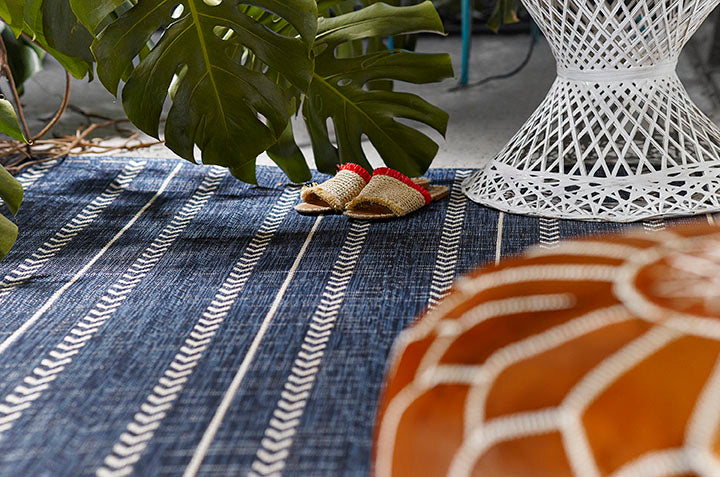 Riviera 6 Navy Chevron Stripe Outdoor Rug